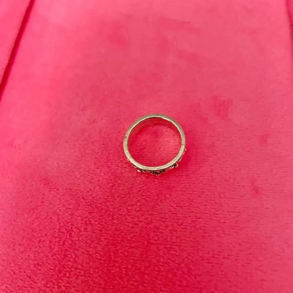 Women's Vintage Ring Very Good Condition Silver and Black Crown Size 4.75